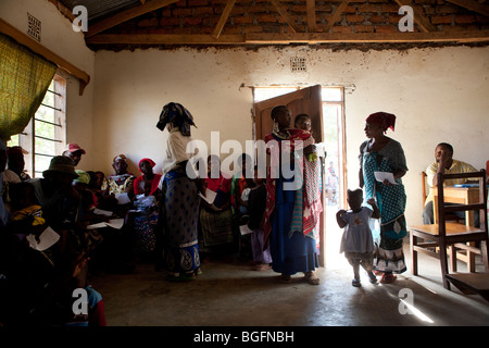 Les patients attendent d'être vu par un médecin d'un dispensaire médical en Tanzanie : région de Manyara, district de Simanjiro, village visité. Banque D'Images