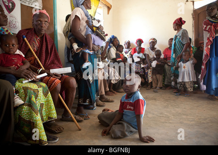 Les patients attendent d'être vu par un médecin d'un dispensaire médical en Tanzanie : région de Manyara, district de Simanjiro, village visité. Banque D'Images