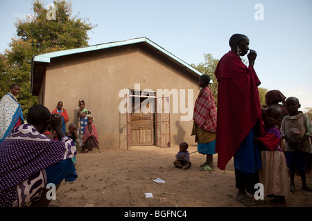 Les patients attendent d'être vu par un médecin d'un dispensaire médical en Tanzanie : région de Manyara, district de Simanjiro, village visité. Banque D'Images