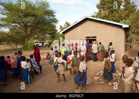 Une foule se forme à un dispensaire médical en Tanzanie : région de Manyara, district de Simanjiro, village visité. Banque D'Images