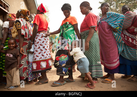 Les patients attendent d'être vu par un médecin d'un dispensaire médical en Tanzanie : région de Manyara, district de Simanjiro, village visité. Banque D'Images