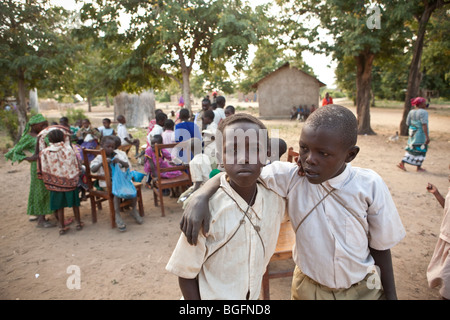 L'école des garçons dans un dispensaire médical en Tanzanie : région de Manyara, district de Simanjiro, village visité. Banque D'Images