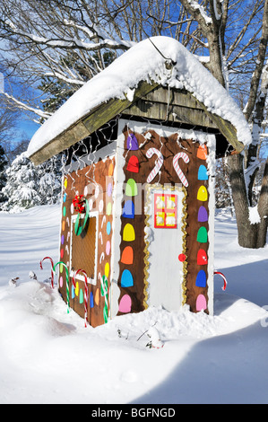 Décoration de Noël Gingerbread House en hiver la neige sur une froide journée d'hiver ensoleillée. Banque D'Images
