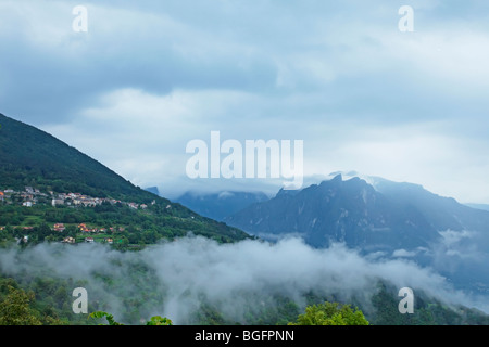 Montagnes et nuages autour du lac de Côme, Italie Banque D'Images