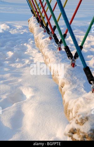 Une corde dans le swing de jeux pour enfants à l'hiver. Helsinki, Finlande, Scandinavie, l'Europe. Banque D'Images