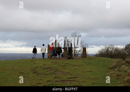 Une famille bénéficiant d'une promenade sur les collines de Clément, près de Birmingham. Photo prise à la Quatre pierres menhirs Banque D'Images