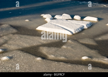 Canal texturé plaques de glace l'eau congelée Banque D'Images