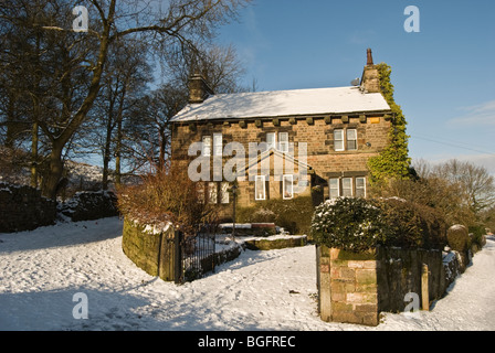 Cottage en pierre dans la neige le long du canal de la forêt de pointe Banque D'Images