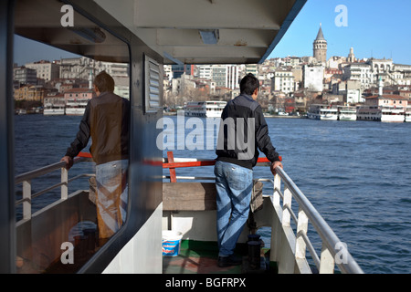 Les voyages touristiques sur un bateau ferry à Karakoy, Istanbul. La tour de Galata vue d'Istanbul dans l'arrière-plan. La Turquie Banque D'Images