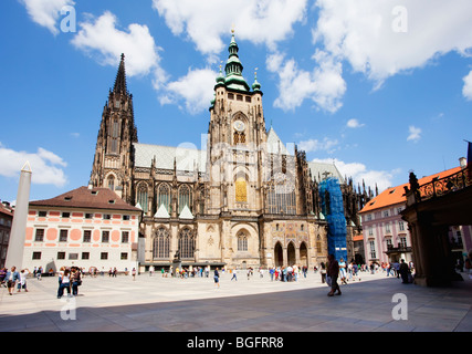 Place animée au pied du grandiose équipé Cathédrale Vitus, une merveille gothique et caractéristique importante du complexe du château de Prague sous un ciel clair Banque D'Images