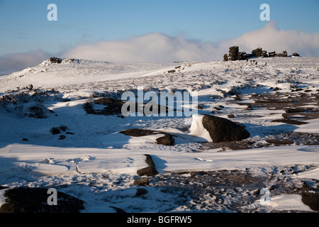 La roue des pierres (Coach and Horses) sous la neige d'hiver sur le bord au-dessus de Ladybower Derwent barrage dans le Derbyshire Peak District Banque D'Images