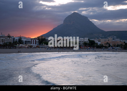 Vue de la plage d'Arenal avec coucher du soleil derrière Montgo, Javea / Xabia, Province d'Alicante, Communauté Valencienne, Espagne Banque D'Images