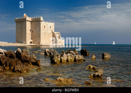 Cité médiévale fortifiée du monastère de Lérins, Côte Méditerranéenne & Yacht, l'île St Honorat, îles de Lérins, Var, Côte d'Azur, France Banque D'Images