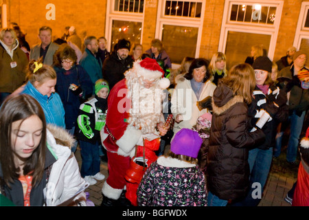 Le Père Noël arrive en ville, à Canajoharie, chants de Noël New York State Banque D'Images