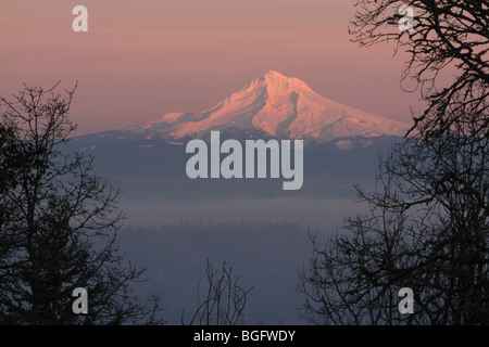 Mt. Capot en Oregon tard le soir lorsque le soleil se couche Banque D'Images