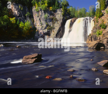 MINNESOTA - High Falls sur la rivière baptême le long du sentier de randonnée de qualité supérieure en Tettegouche State Park. Banque D'Images