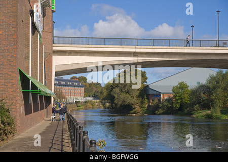 Promenade au bord de la rivière Wear, Durham City, County Durham, Angleterre, octobre, 2009 Banque D'Images