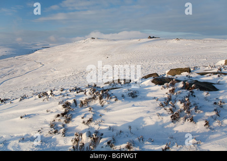 Neige de l'hiver sur le bord au-dessus de Ladybower Derwent barrage dans le Derbyshire Peak District Banque D'Images