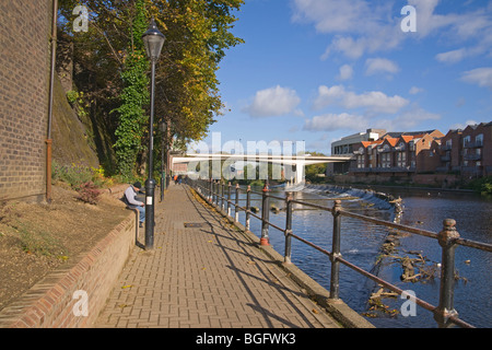 Promenade au bord de la rivière Wear, Durham City, County Durham, Angleterre, octobre, 2009 Banque D'Images