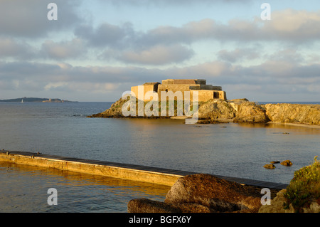 Lever de soleil sur la Tour Fondue fort médiéval, Hyères, presqu'île de Giens, Var, Côte d'Azur, d'Azur, France Banque D'Images