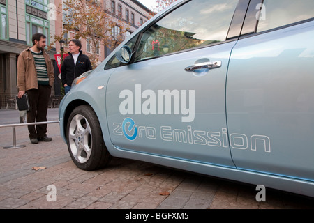 Les personnes ayant un petit aperçu de la nouvelle voiture électrique Nissan LEAF. La Nissan LEAF Zero Emission Tour événement promotionnel. Banque D'Images