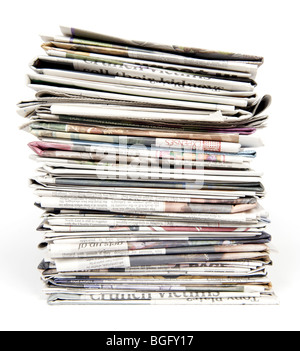 Pile de journaux sur un fond blanc Banque D'Images