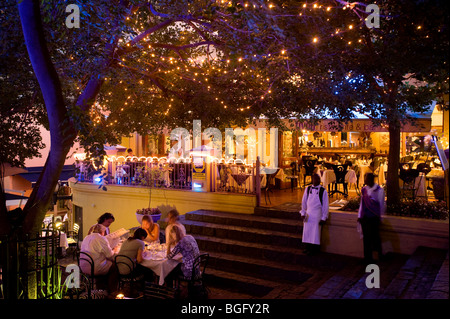 Café en plein air dans la soirée. Sandton, Johannesburg, Afrique du Sud Banque D'Images