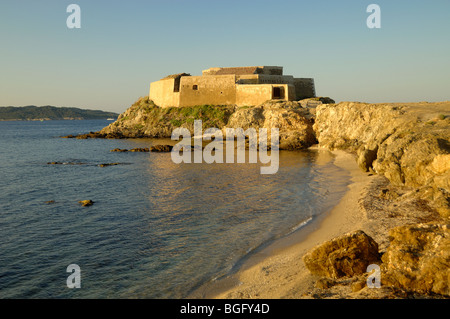 La Tour Fondue, Beach & Côte Méditerranéenne ou littoral sur la Presqu'île de Giens ou péninsule, Var, Côte d'Azur, France Banque D'Images