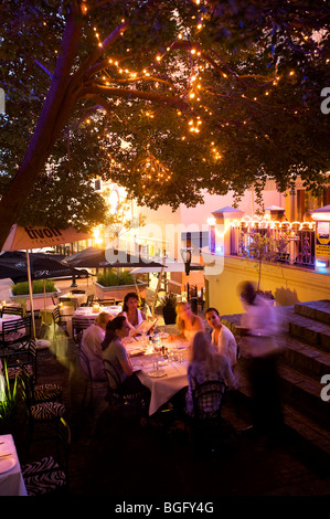 Café en plein air dans la soirée. Sandton, Johannesburg, Afrique du Sud/////// Banque D'Images