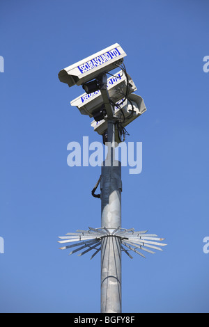 Trois caméras de surveillance ensemble sur un grand poteau de métal avec une pointe métallique autoprotégé appareil ci-dessous eux Banque D'Images