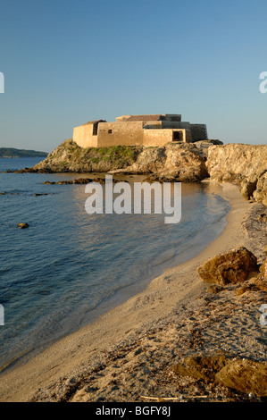 Lever du soleil à La Tour Fondue, Beach & Côte Méditerranéenne ou la côte, presqu'île de Giens ou péninsule, Var, Côte d'Azur, France Banque D'Images