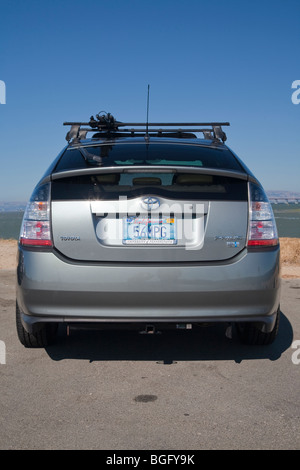 2004 Toyota Prius a un '56' de la plaque d'immatriculation personnalisée de MPG. Les gens paient pour plaques personnalisées et des produits appuyer diverses causes. Banque D'Images