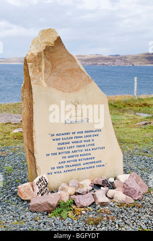 Pierre commémorative sur les rives du Loch Ewe aux membres du convoi russe Club à Rubha nan Sasan, N de Cove, Highland, en Écosse. Banque D'Images