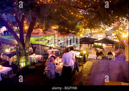 Café en plein air dans la soirée. Sandton, Johannesburg, Afrique du Sud Banque D'Images