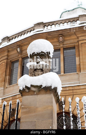 Buste d'un philosophe classique en dehors du Sheldonian Theatre d'Oxford. Banque D'Images