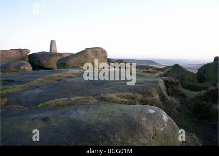 Le trig point sur Stanage Edge Derbyshire prises à l'aube en hiver Banque D'Images