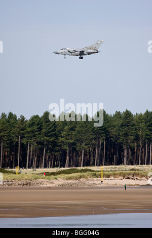 Tornado de la RAF en venant à la terre plus de plage à Leuchars Fife, en Ecosse, Banque D'Images