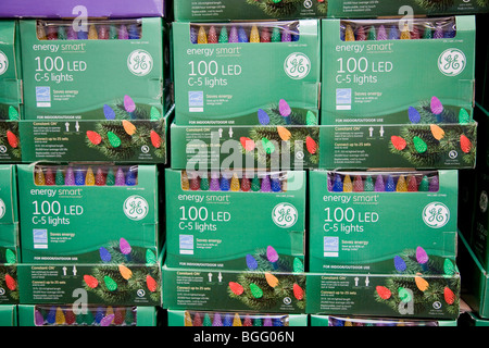 Pile de marque General Electric Energy Smart '' holiday lights LED économe en énergie chez Costco. San Francisco, California, USA Banque D'Images