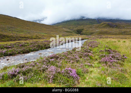 Scotch mist suspendues sur Beinn Eighe vu du côté de la rivière Allt une Dhuibh Mhoir Dromore West, à l'est de Torridon, Highland, Scotland Banque D'Images