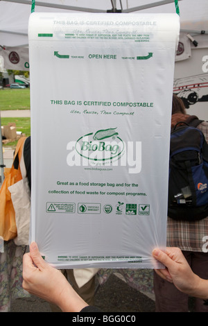 Close up de BioBag sacs plastiques biodégradables et compostables pour mener produire sur un rouleau à Berkeley's Farmers' Market. Banque D'Images