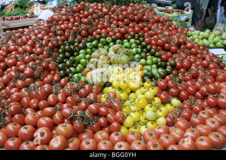 Différentes variétés de tomates dans un marché de décrochage Banque D'Images