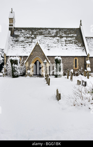 Une paroisse rurale village église et cimetière couvert de neige de l'hiver Banque D'Images