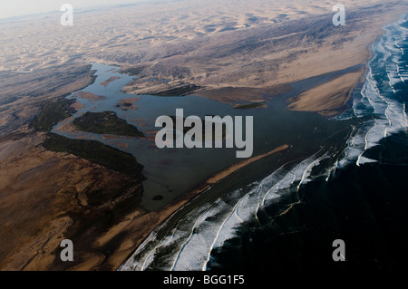 La rivière Kunene, bouche, la Namibie. Banque D'Images
