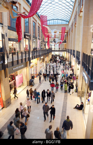 Shopping de Noël dans le centre commercial Grand Arcade, Cambridge, Royaume-Uni Banque D'Images