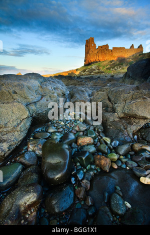 Dunure château vue de la plage au coucher du soleil Banque D'Images