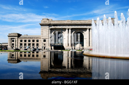 Union Station Downtown Kansas City reflet dans l'eau Banque D'Images