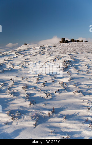 Neige de l'hiver sur le bord au-dessus de Ladybower Derwent barrage dans le Derbyshire Peak District Banque D'Images