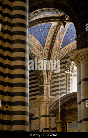 Chapelle ou capello off la nef de la Cathédrale de Sienne Toscane Italie avec bandes de marbre noir et blanc plafond étoilé céleste Banque D'Images