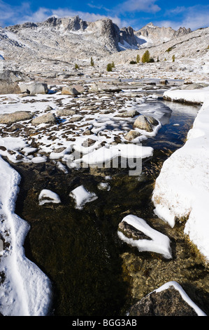 Un cours d'eau dans la partie supérieure des enchantements après une tempête de neige d'automne, d'Enchantement Lacs Wilderness Area Banque D'Images