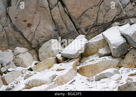Vue détaillée de rochers à côté d'une falaise recouverte d'une fine couche de neige, d'Enchantement Lacs Wilderness Area Banque D'Images